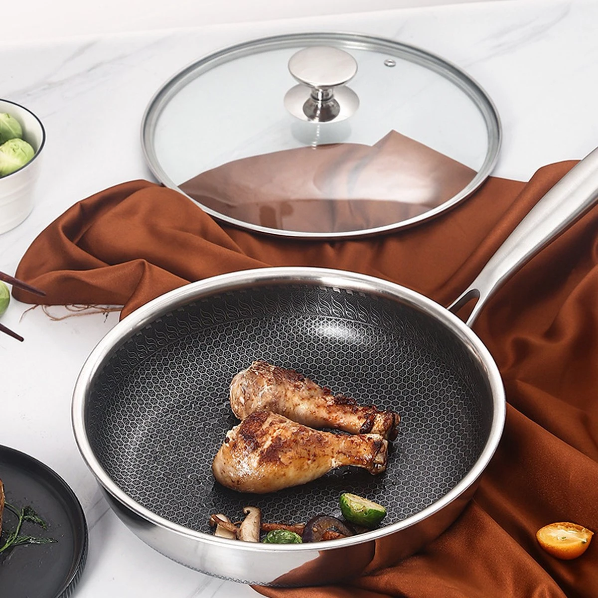 MONFORTT. Hapjespan Ø 28cm Anti-aanbaklaag 7 Lagen Staal Met Deksel 2 MONFORTT. Hapjespan Ø 28cm Anti-aanbaklaag 7 Lagen Staal Met Deksel - Afbeelding 2