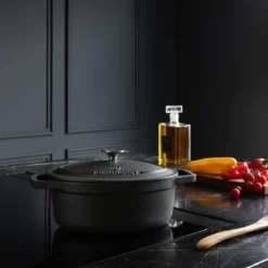 Gietijzeren Braadpan - Sudderpan Zwart Van Daumonet - Ovaal - Ø 29 Cm - 3 Liter - 100% PFAS & PFOA Vrij - Emaille - Geschikt Voor Alle Warmtebronnen - Elektrisch - Gas - Halogeen - Inductie - Keramisch - Vaatwasserbestendig -Keukenpotten Winkel 1200x1200 1176