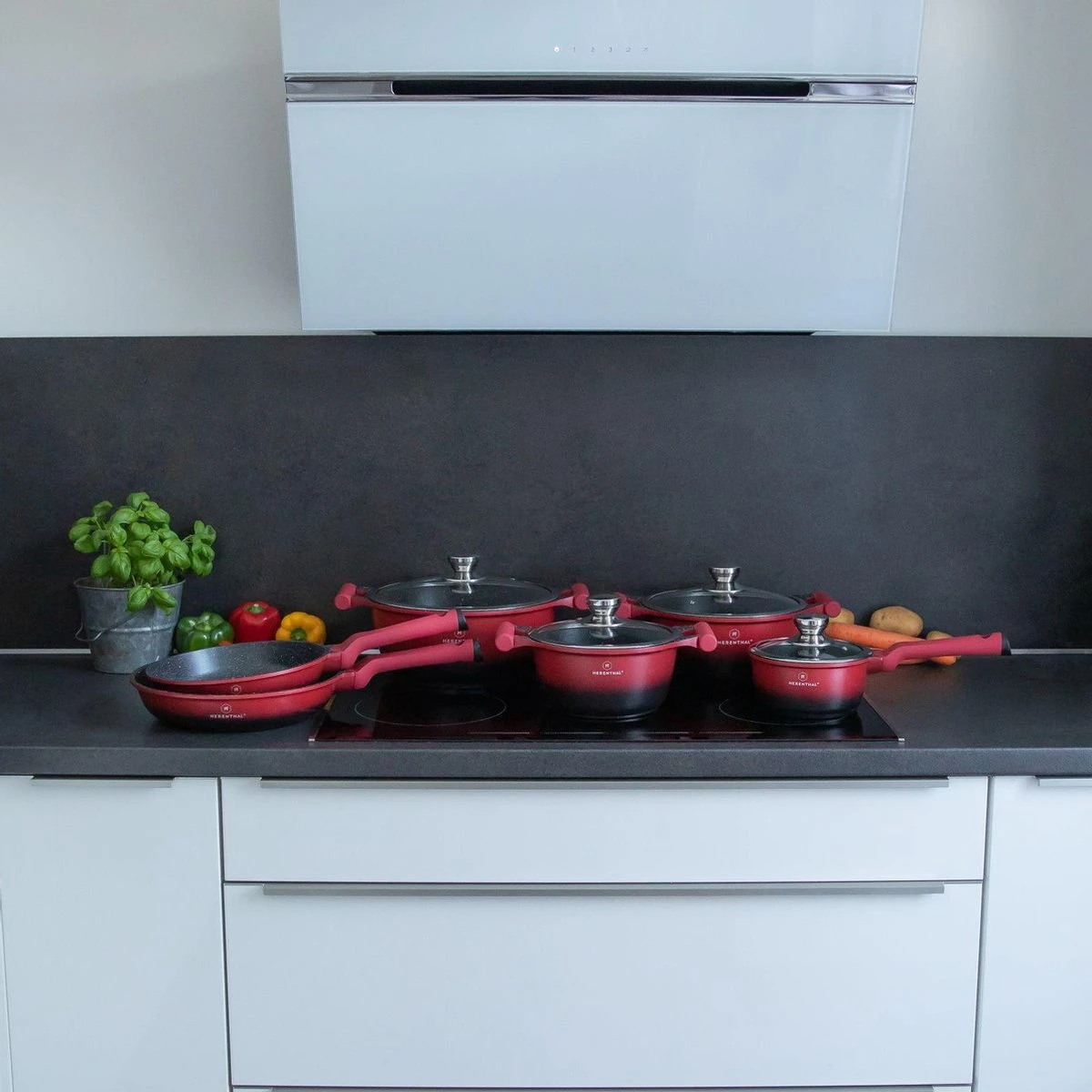 Herenthal Pannenset Inductie - Luxe 10-delige Koekenpan Inductie - Voor Alle Warmtebronnen - Pannen Met Glazen Deksels En Koudgrepen - Rood / Zwart- 6 Pannen 6 Herenthal Pannenset Inductie - Luxe 10-delige Koekenpan Inductie - Voor Alle Warmtebronnen - Pannen Met Glazen Deksels En Koudgrepen - Rood / Zwart- 6 Pannen - Afbeelding 6