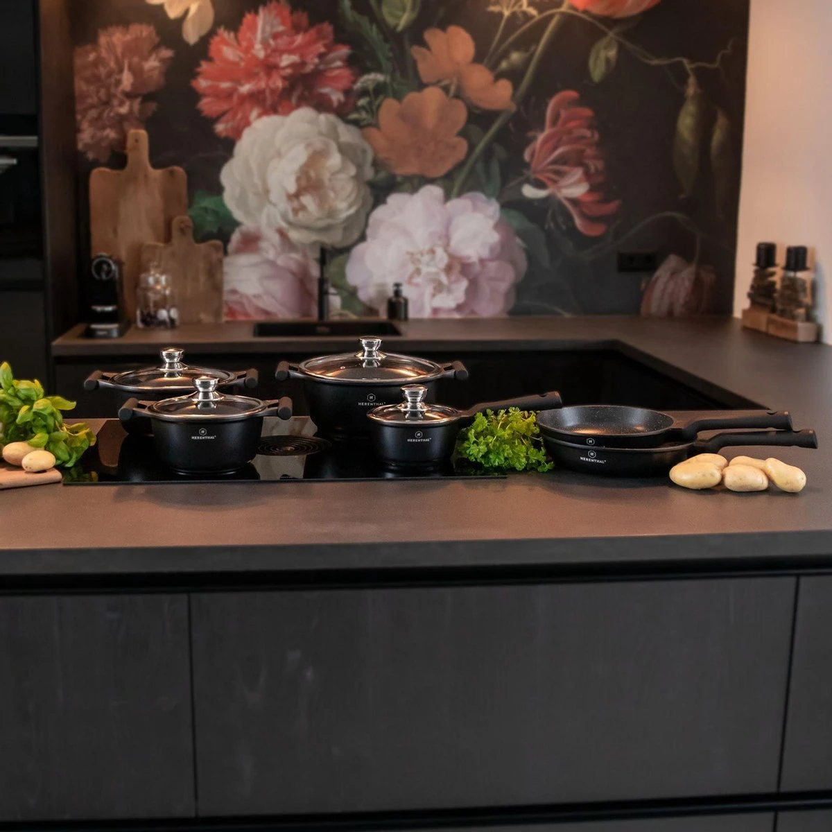 Herenthal Inductie Pannenset - Luxe 10-delige Koekenpanset - Voor Alle Warmtebronnen - Met Glazen Deksels En Koudgrepen - Zwart 5 Herenthal Inductie Pannenset - Luxe 10-delige Koekenpanset - Voor Alle Warmtebronnen - Met Glazen Deksels En Koudgrepen - Zwart - Afbeelding 5