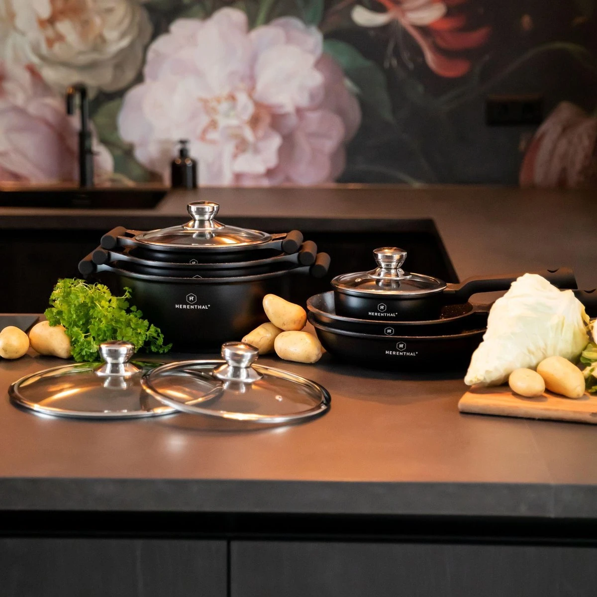 Herenthal Inductie Pannenset - Luxe 10-delige Koekenpanset - Voor Alle Warmtebronnen - Met Glazen Deksels En Koudgrepen - Zwart 10 Herenthal Inductie Pannenset - Luxe 10-delige Koekenpanset - Voor Alle Warmtebronnen - Met Glazen Deksels En Koudgrepen - Zwart - Afbeelding 10