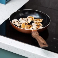 Nuovva Koperen Koekenpan - Keramische Antikleeflaag – Houten Handvat Koekenpan - Ø 24 Cm Inductie - PTFE-vrij -Keukenpotten Winkel 1200x1200 415