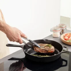 Navaris Gietijzeren Koekenpan - Braadpan Van Gietijzer - Ronde Skillet - Geschikt Voor Alle Warmtebronnen - Ø 25 Cm - Ovenbestendig Tot 260?graden 12 Navaris Gietijzeren Koekenpan - Braadpan Van Gietijzer - Ronde Skillet - Geschikt Voor Alle Warmtebronnen - Ø 25 Cm - Ovenbestendig Tot 260?graden -Keukenpotten Winkel 1200x1200 417
