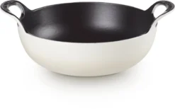 Le Creuset Gietijzeren Balti-pan In Meringue 24 Cm 2,7l -Keukenpotten Winkel 1200x747 1