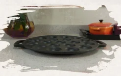 YUGN BLACK Poffertjespan Poffertjesmaker 6 Delige Set - 19 Poffertjes Incl Doseerfles Kwast Poffertjesvork Siliconen Ovenwanten - Platte Onderkant Poffertjespan Inductie Poffertjespan Elektrisch - Cadeau Tip -Keukenpotten Winkel 1200x751 3