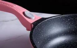 Royalty Line Inductie Pannenset - Luxe 14-delige Pannenset Marmeren Coating - Pannen Met Afneembare Handvaten - Oven-Ready - PFAS-Vrij - Voor Alle Warmtebronnen - Afneembare Koudgrepen - Antiaanbaklaag - Koekenpan Met Glazen Deksels - Roze -Keukenpotten Winkel 1200x757 7