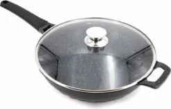 Cheffinger Wokpan Met Deksel - 32cm - Zwart - Pan - Keukenaccessoires -Keukenpotten Winkel 1200x767 2
