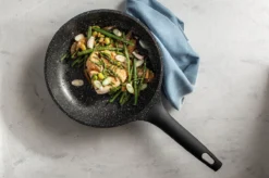 Sola Koekenpan Fair Cooking - Ø 28 Cm - Zwart/wit - Aluminium - Antiaanbaklaag 11 Sola Koekenpan Fair Cooking - Ø 28 Cm - Zwart/wit - Aluminium - Antiaanbaklaag -Keukenpotten Winkel 1200x799 44