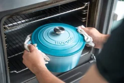 Nuovva Gietijzeren Braadpan Antiaanbaklaag Met Deksel - Sudderpan Blauw - Rond - Ø24 Cm - 4,7 Liter - 100% PFAS & PFOA Vrij - Geschikt Voor Alle Warmtebronnen - Elektrisch - Gas - Halogeen - Inductie – Keramisch -Keukenpotten Winkel 1200x800 211