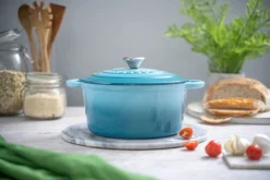 Nuovva Gietijzeren Braadpan Antiaanbaklaag Met Deksel - Sudderpan Blauw - Rond - Ø24 Cm - 4,7 Liter - 100% PFAS & PFOA Vrij - Geschikt Voor Alle Warmtebronnen - Elektrisch - Gas - Halogeen - Inductie – Keramisch -Keukenpotten Winkel 1200x800 212