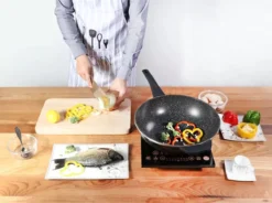 Cheffinger Wokpan Met Deksel - 32cm - Zwart - Pan - Keukenaccessoires -Keukenpotten Winkel 1200x892 2