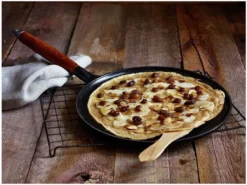 Staub Flensjespan - Houten Steel - 28 Cm - Zwart -Keukenpotten Winkel 1200x901 7