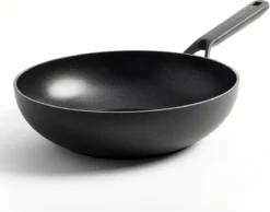KitchenAid Classic Forged Aluminium Wok ø28cm - Zwart - Inductie - Anti-aanbak -Keukenpotten Winkel 1200x941