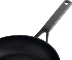 KitchenAid Classic Forged Aluminium Wok ø28cm - Zwart - Inductie - Anti-aanbak -Keukenpotten Winkel 1200x997 1